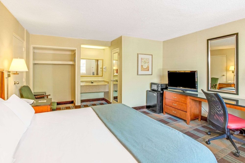Room, 1 King Bed, Accessible, Non Smoking (Mobility)