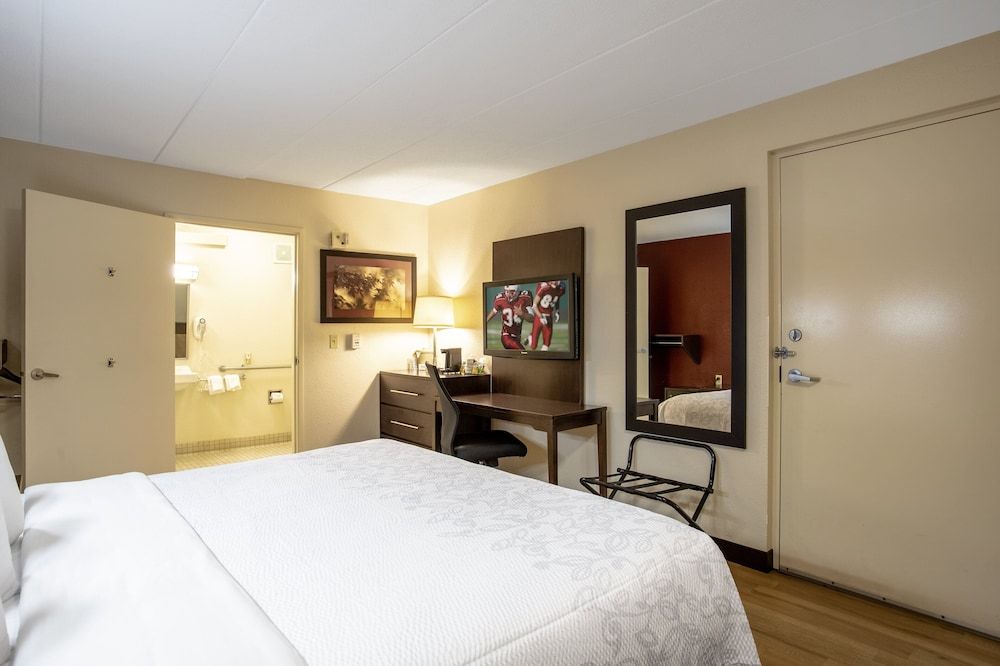 Red Roof Inn PLUS+ Baltimore North - Timonium Standard Room, 1 King Bed, Accessible (Roll-In Shower, Smoke Free) 2