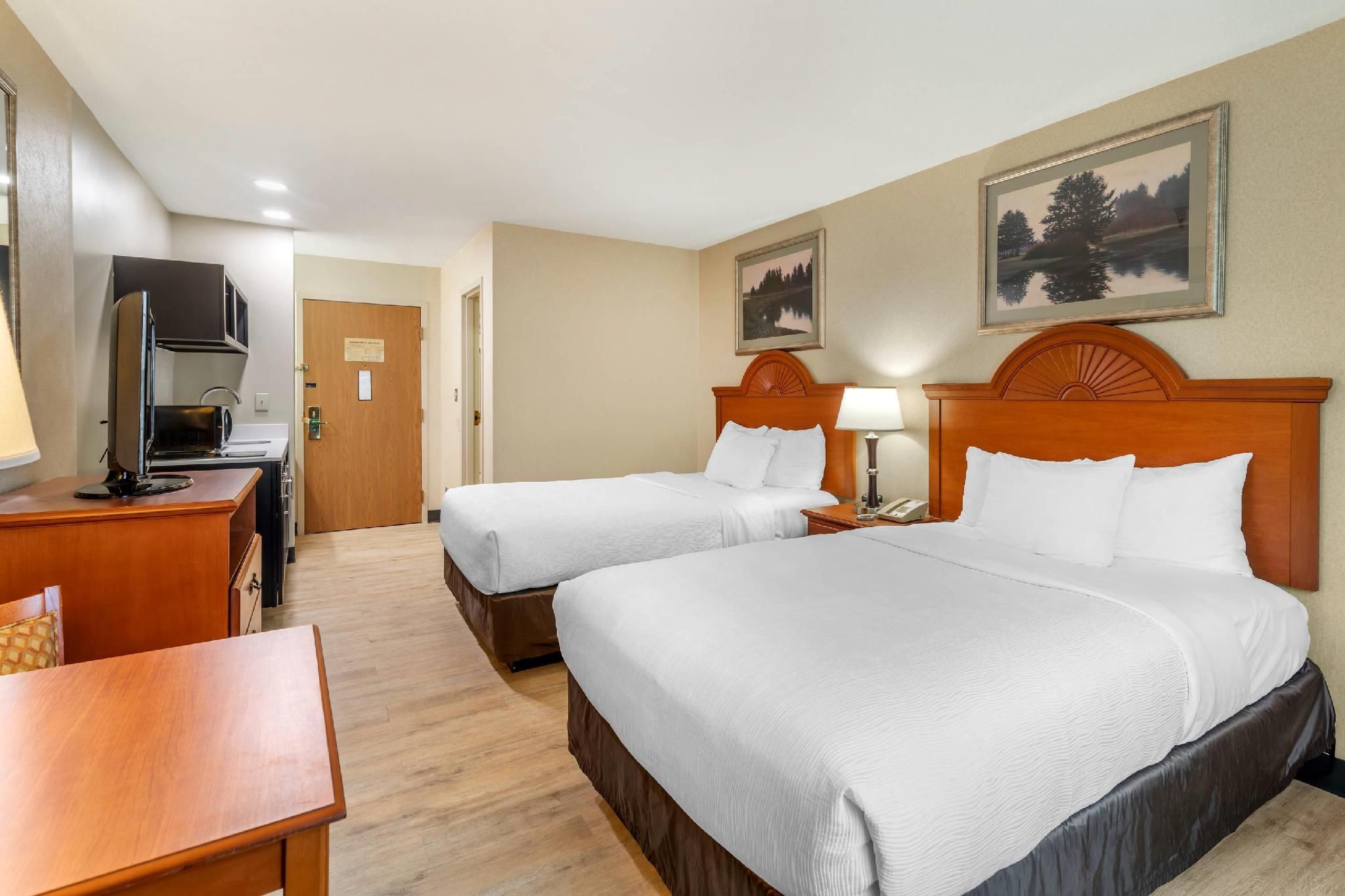 2 Double Beds, Efficiency, Nonsmoking