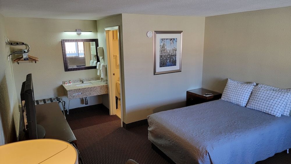 Standard Room, 1 Queen Bed (2nd Floor Only)