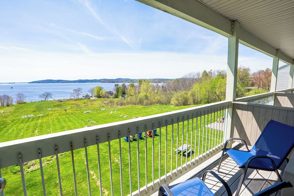 Fireside Inn & Suites - Belfast Deluxe Room, 1 King Bed, Fireplace, Bay View 4