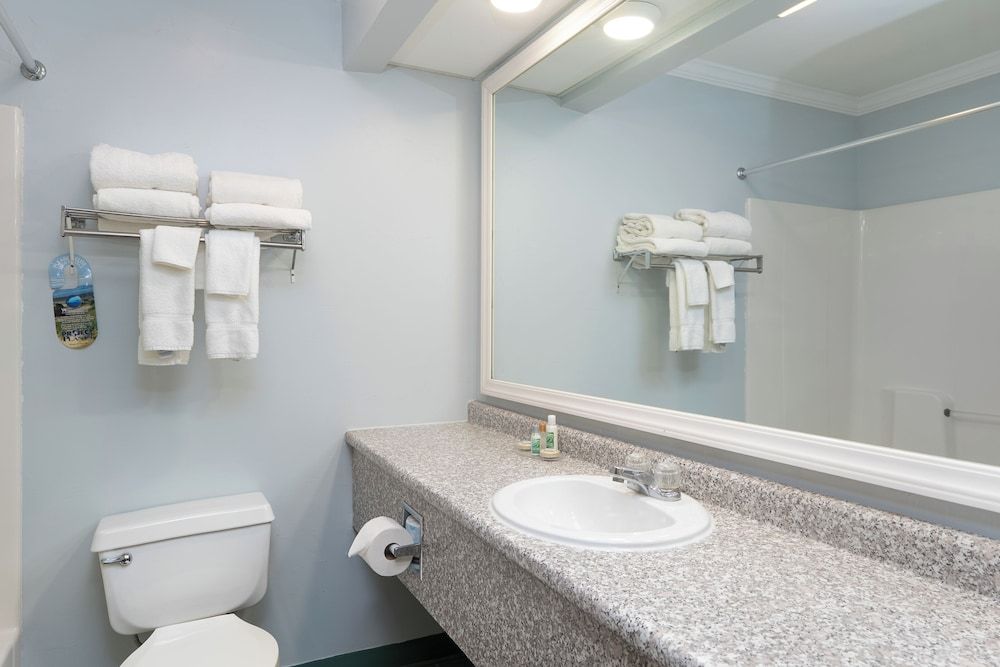 Fireside Inn & Suites - Belfast Deluxe Room, 1 King Bed, Fireplace, Bay View 6