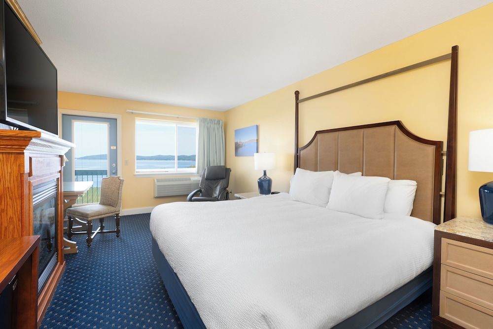 Fireside Inn & Suites - Belfast Deluxe Room, 1 King Bed, Fireplace, Bay View 3