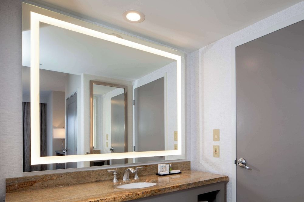 Suite, 1 Queen Bed, Accessible, Bathtub