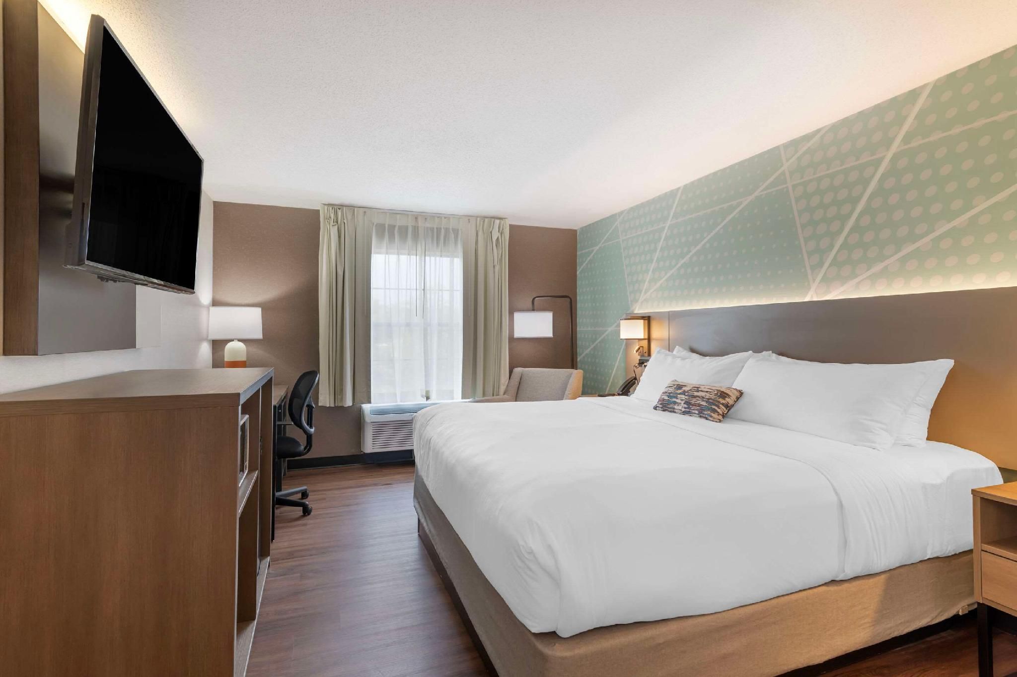 1 King Bed, Business Room, Nonsmoking, Upgrade