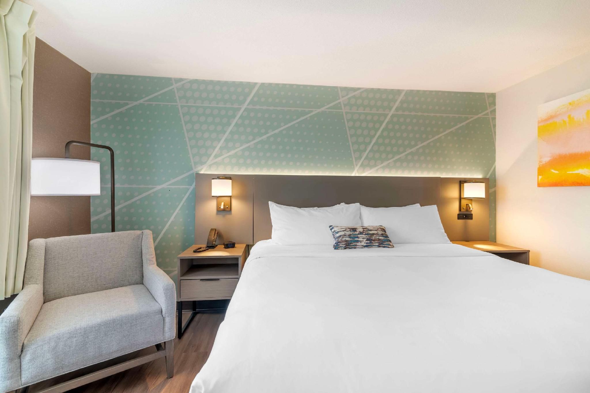 1 King Bed, Business Room, Nonsmoking, Upgrade