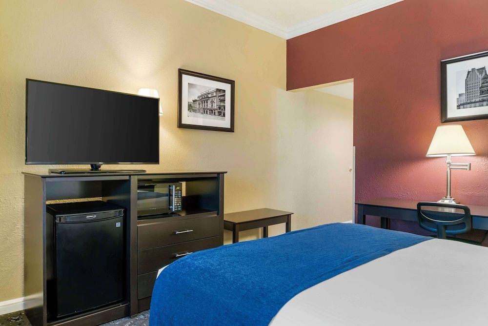 Standard Room, 1 Queen Bed, Non Smoking, Refrigerator & Microwave