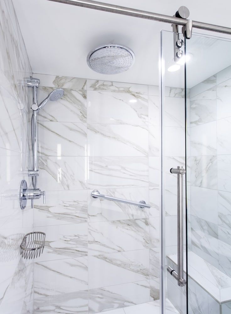 Weber's Hotel & Restaurant Deluxe Room, 1 King Bed 2