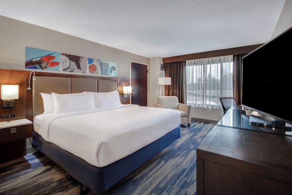 Standard Room, 1 King Bed, Mobility Accessible (Roll-In Shower)