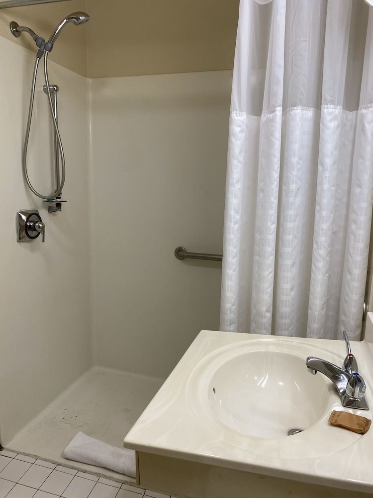 Suburban Studios Auburn Hills - Detroit Room, 1 Queen Bed, Accessible, Non Smoking (Efficiency) 4
