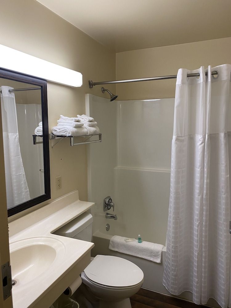 Suburban Studios Auburn Hills - Detroit Room, 1 Queen Bed, Non Smoking (Efficiency) 3