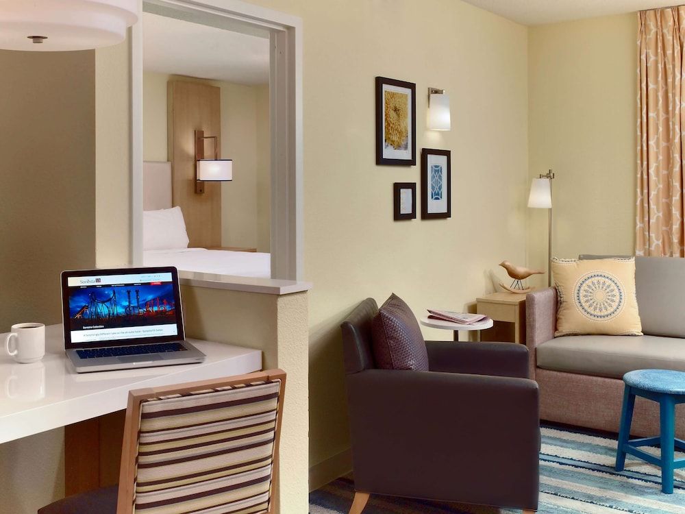 Suite, 1 King Bed, Accessible (Hearing)
