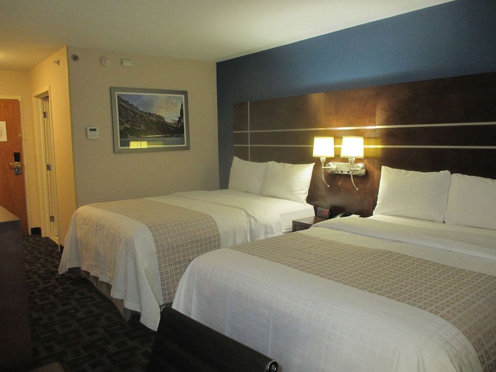 Best Western Benton Harbor-St. Joseph Standard Room, 2 Queen Beds, Non Smoking, Refrigerator & Microwave 3
