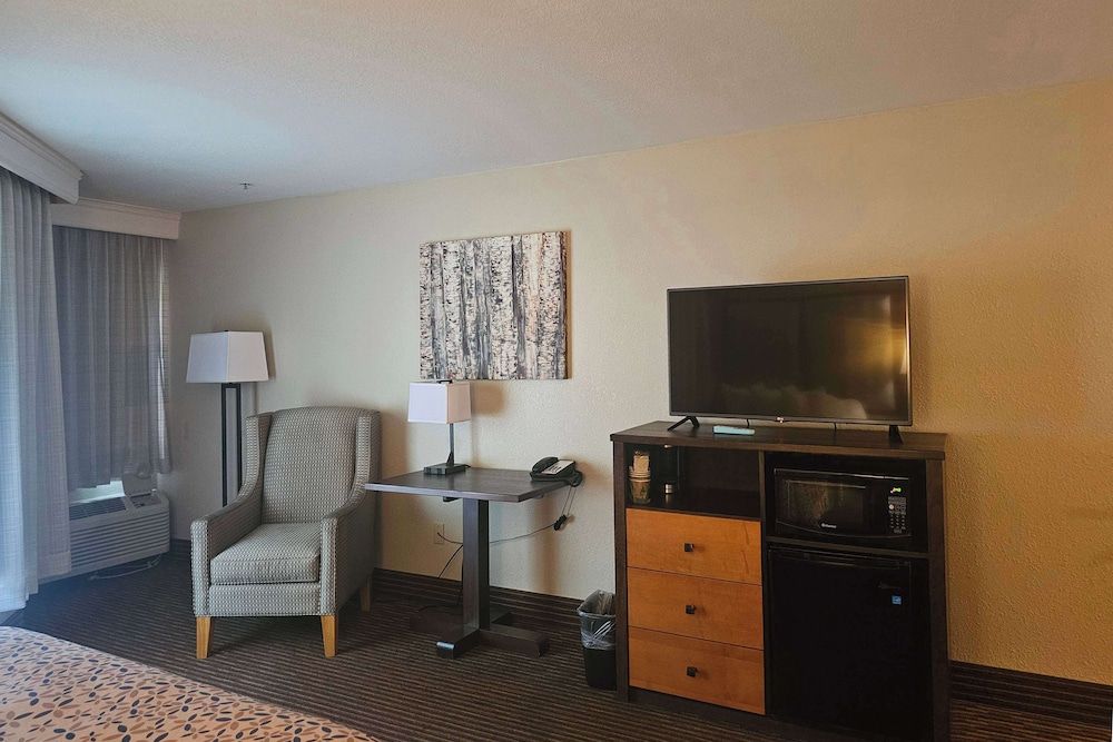 Room, 2 Queen Beds, Non Smoking, Courtyard View