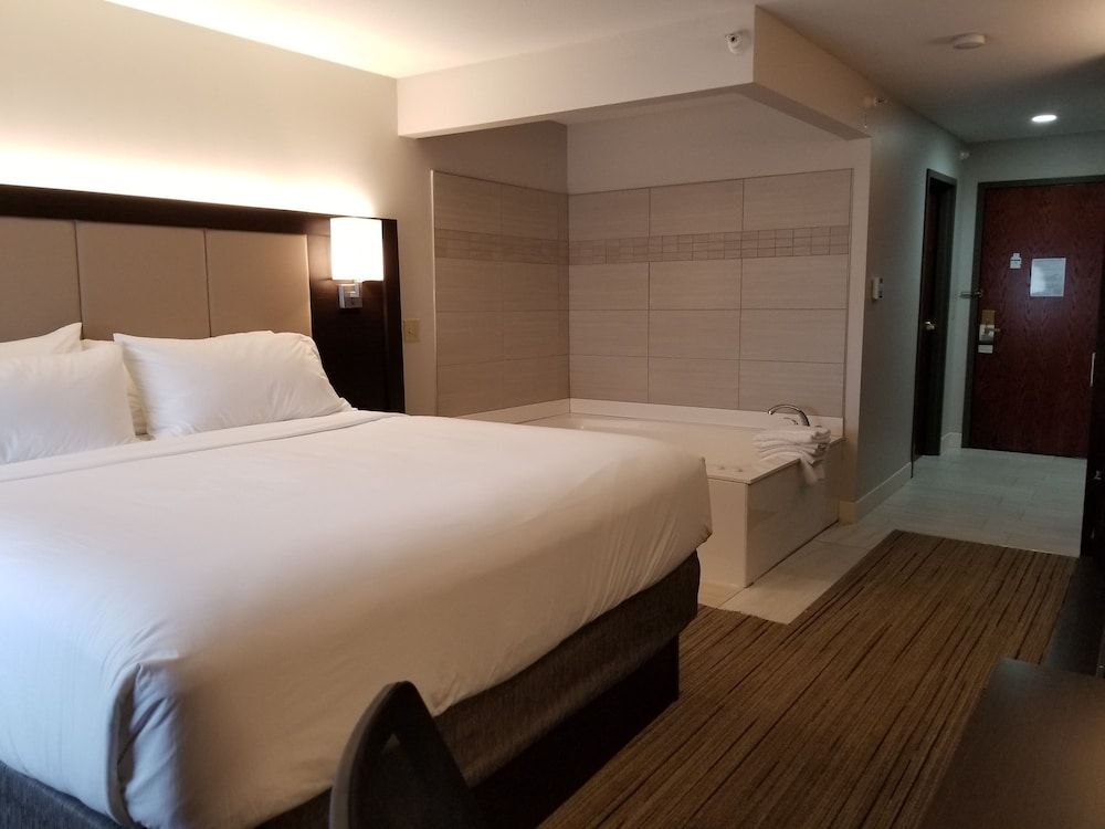 Standard Room, 1 King Bed, Jetted Tub