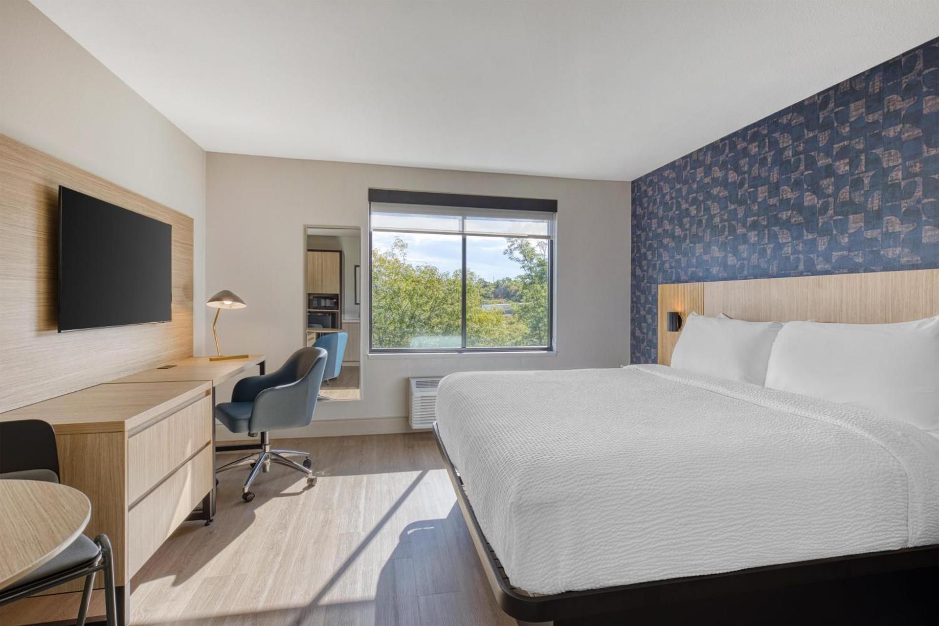 1 King Bed, Nonsmoking