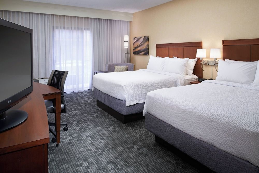 Room, 2 Queen Beds, Courtyard View (Mobility/Hearing Accessible, Tub)
