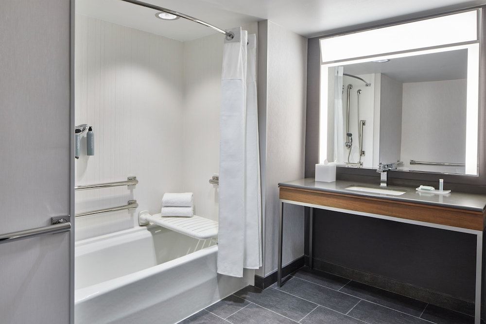 Courtyard By Marriott Detroit Downtown Room, 1 King Bed with Sofa bed (Hearing Accessible) 5