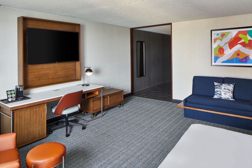 Courtyard By Marriott Detroit Downtown Room, 1 King Bed with Sofa bed (Hearing Accessible) 8