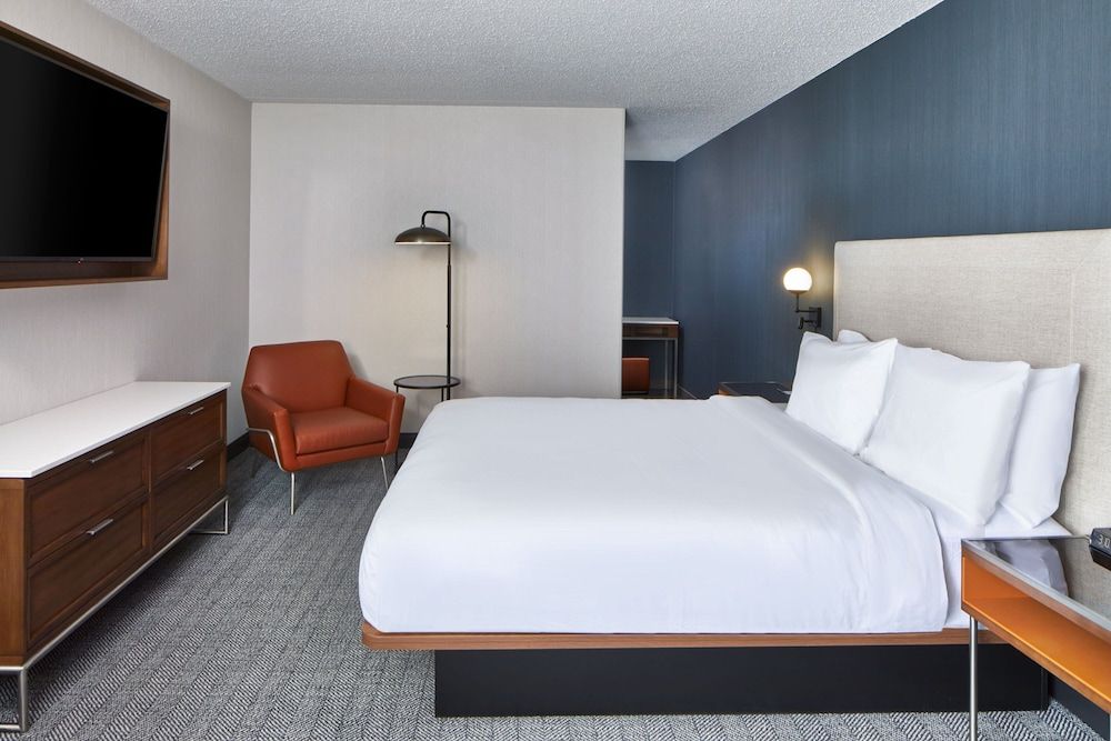 Courtyard By Marriott Detroit Downtown Room, 1 King Bed with Sofa bed (Hearing Accessible) 2