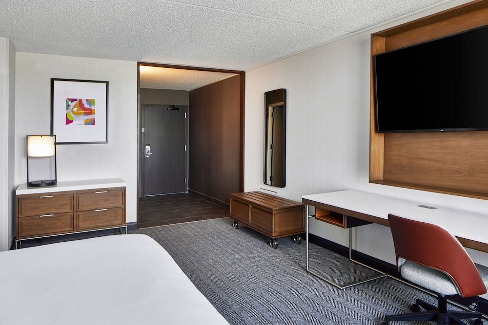 Courtyard By Marriott Detroit Downtown Room, 1 King Bed with Sofa bed (Hearing Accessible) 12
