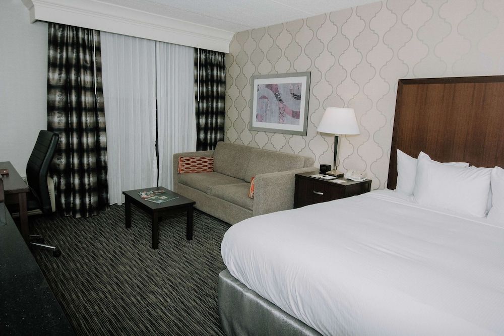 DoubleTree by Hilton Detroit - Dearborn Room, 1 King Bed with Sofa bed, Non Smoking 3
