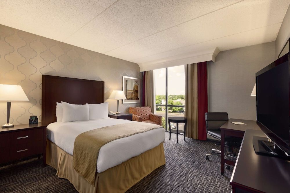 DoubleTree by Hilton Detroit - Dearborn Room, 1 King Bed with Sofa bed, Non Smoking
