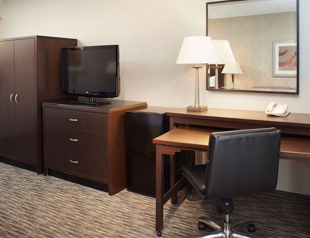 DoubleTree by Hilton Detroit - Dearborn Room, 1 King Bed with Sofa bed, Non Smoking 6