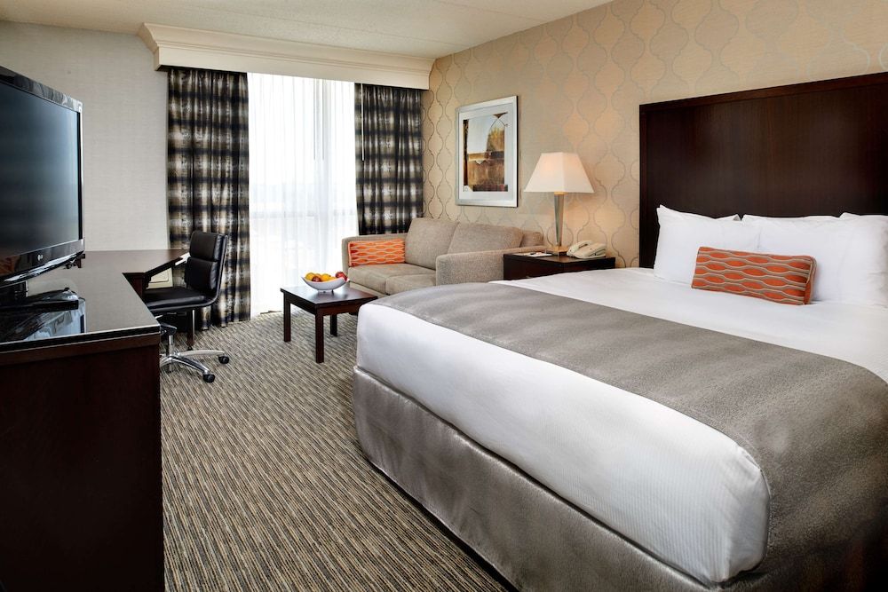 DoubleTree by Hilton Detroit - Dearborn Room, 1 King Bed with Sofa bed, Non Smoking 2