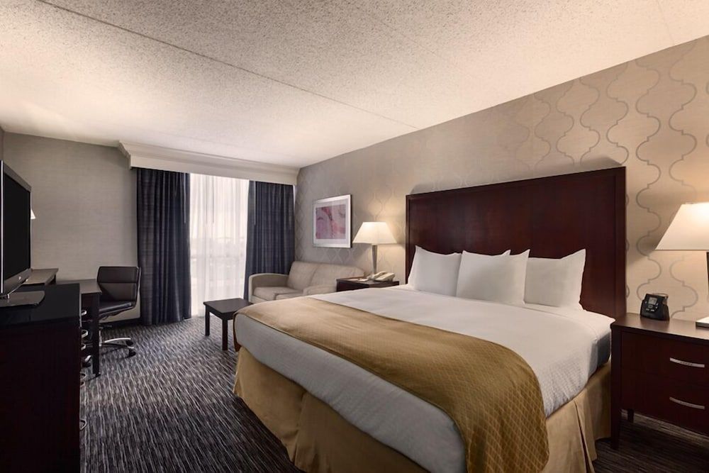 DoubleTree by Hilton Detroit - Dearborn Room, 1 King Bed with Sofa bed, Non Smoking 4