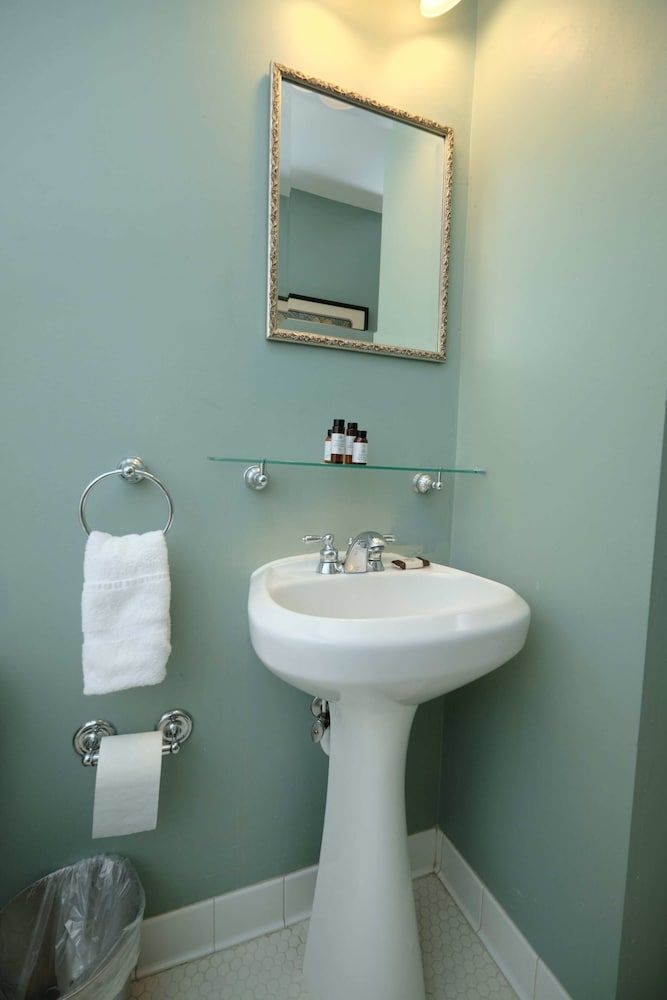 The Inn on Ferry Street Standard Queen 3