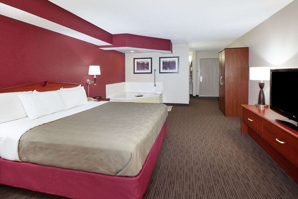 1 King Bed, Deluxe Room, Second Floor, Non-Smoking