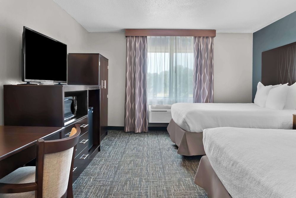 Best Western Plus Flint Airport Inn & Suites Suite, 2 Queen Beds, Non Smoking, Refrigerator & Microwave (with Sofabed) 2