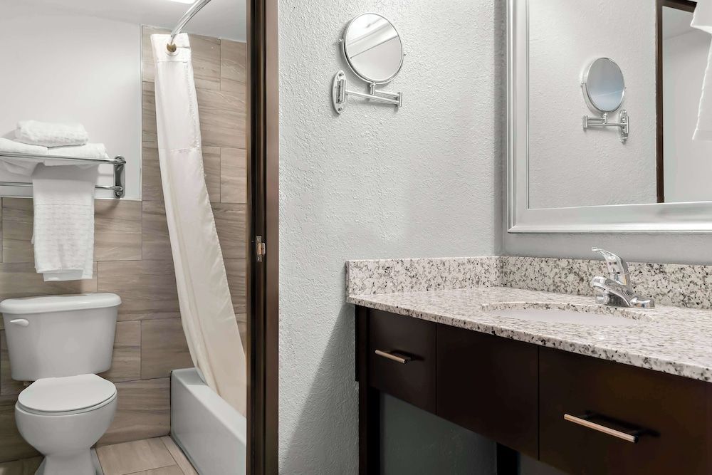 Best Western Plus Flint Airport Inn & Suites Suite, 2 Queen Beds, Non Smoking, Refrigerator & Microwave (with Sofabed) 4