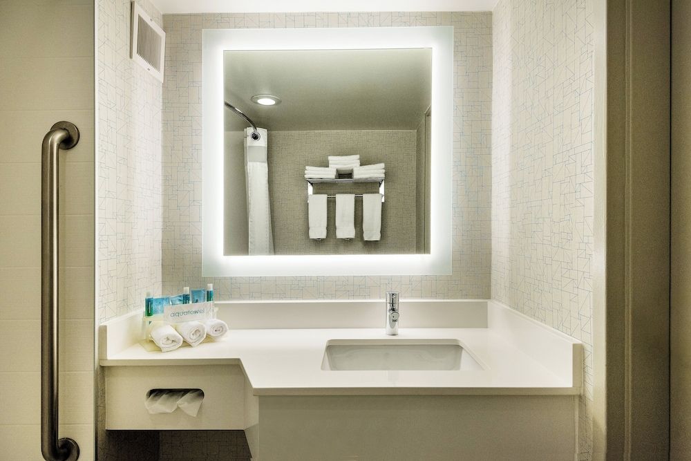 Standard Room, 1 King Bed, Accessible Bathtub (Accessible Tub)