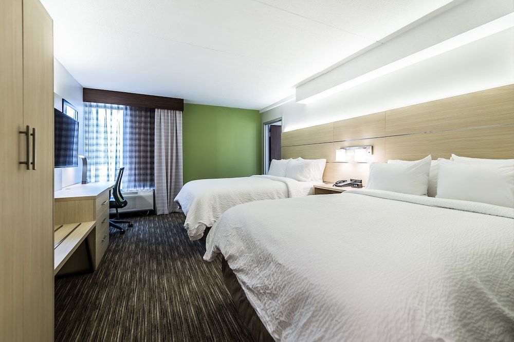Standard Room, 2 Queen Beds, Roll-in Shower (Communications)