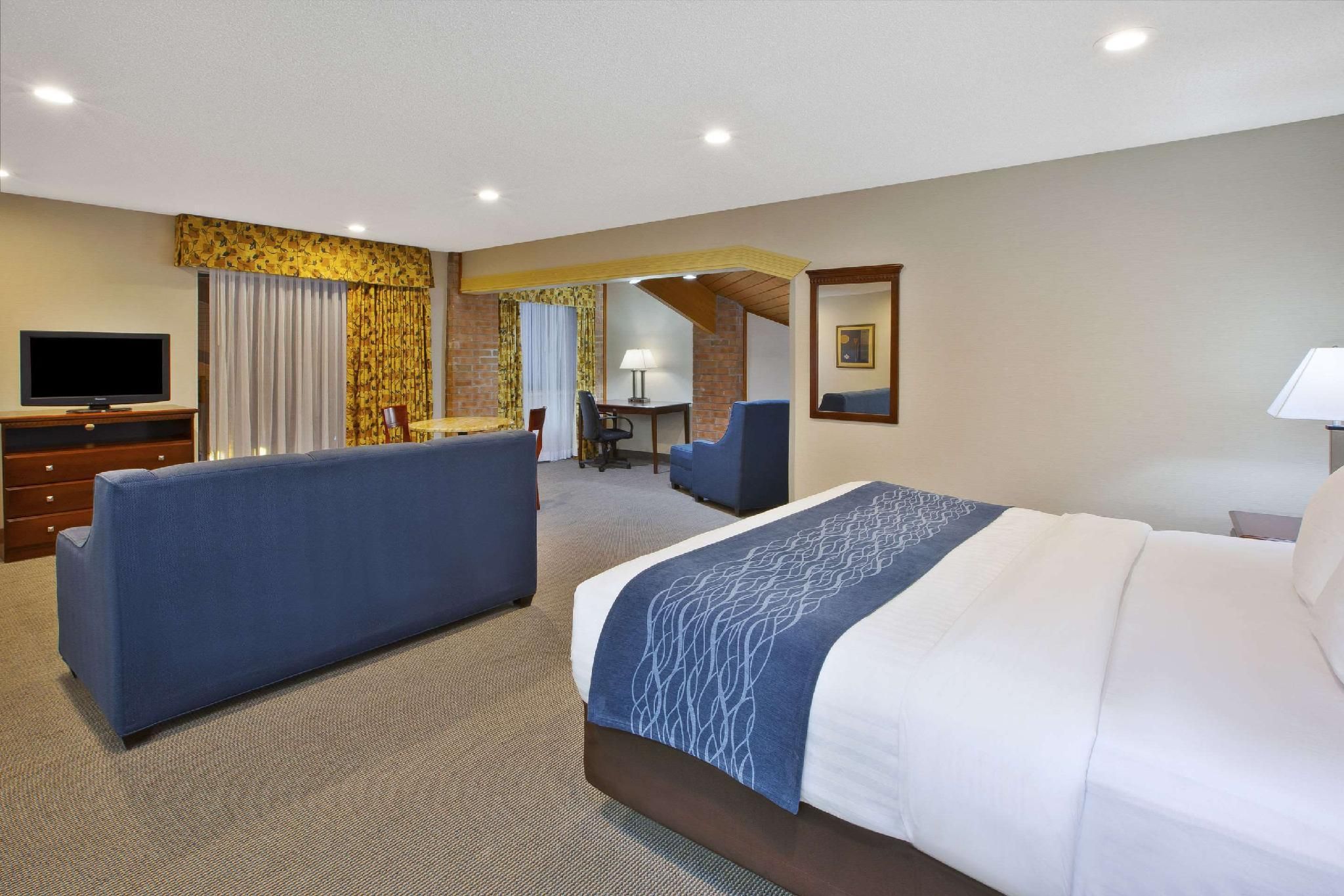 1 King Bed, Suite, Nonsmoking