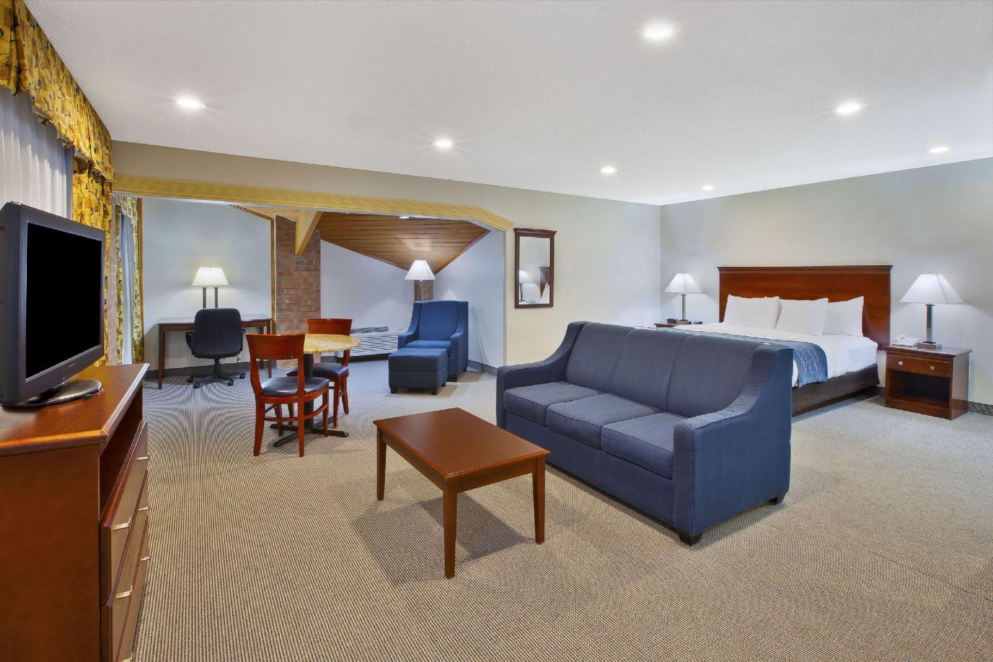 1 King Bed, Suite, Nonsmoking