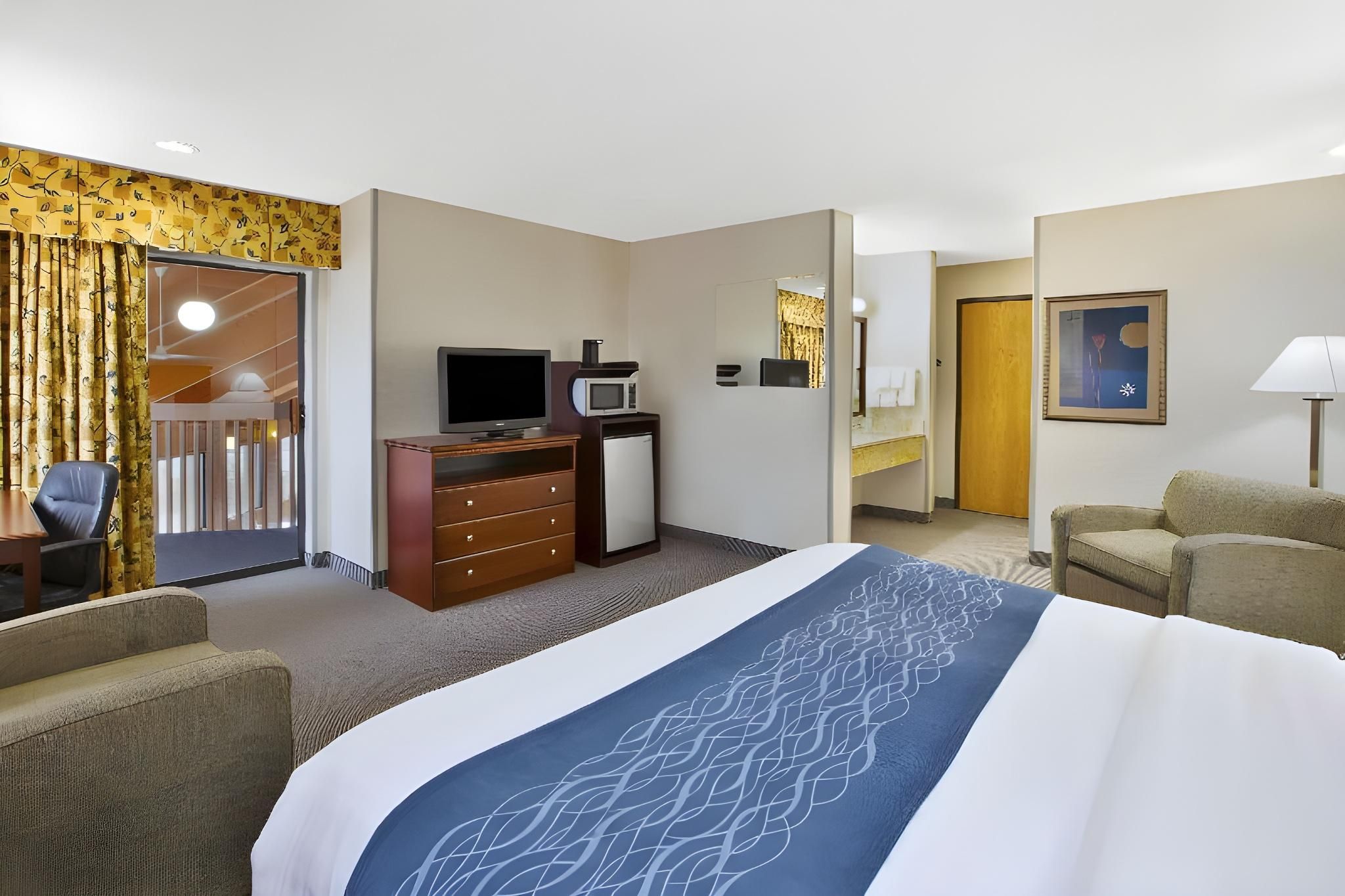 1 King Bed - Nonsmoking