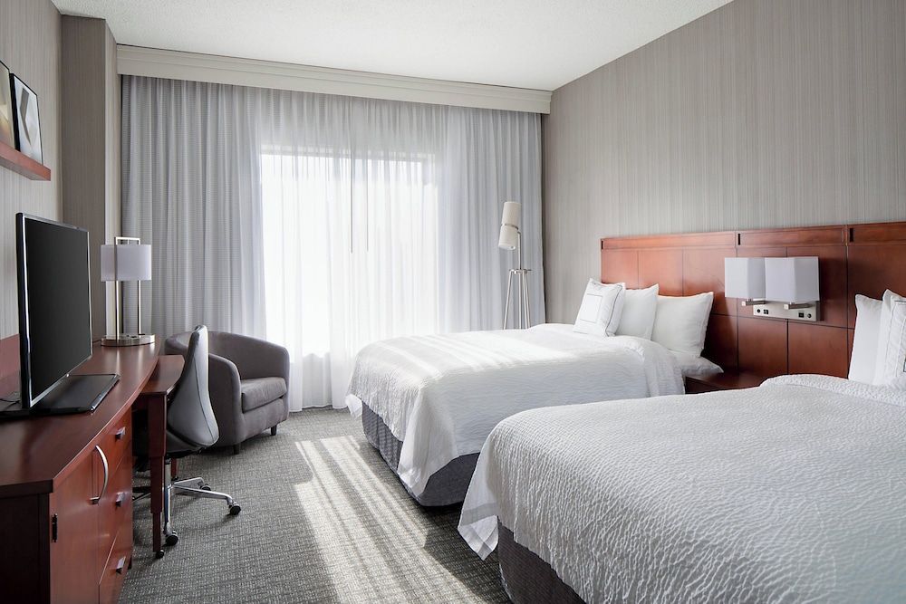 Room, 2 Queen Beds, Non Smoking (Mobility/Hearing Access, Roll-in Shwr)