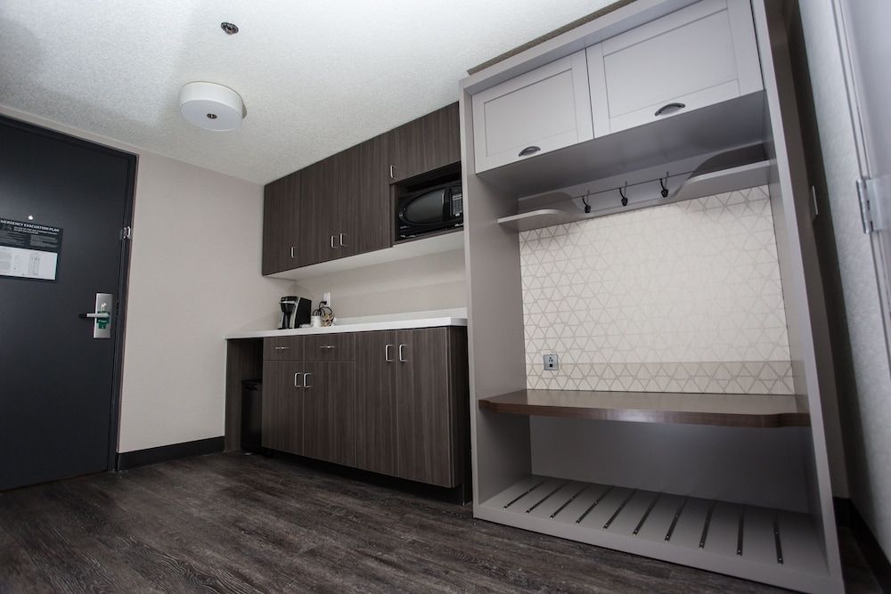 Standard Room, 1 King Bed (Mid Floor)