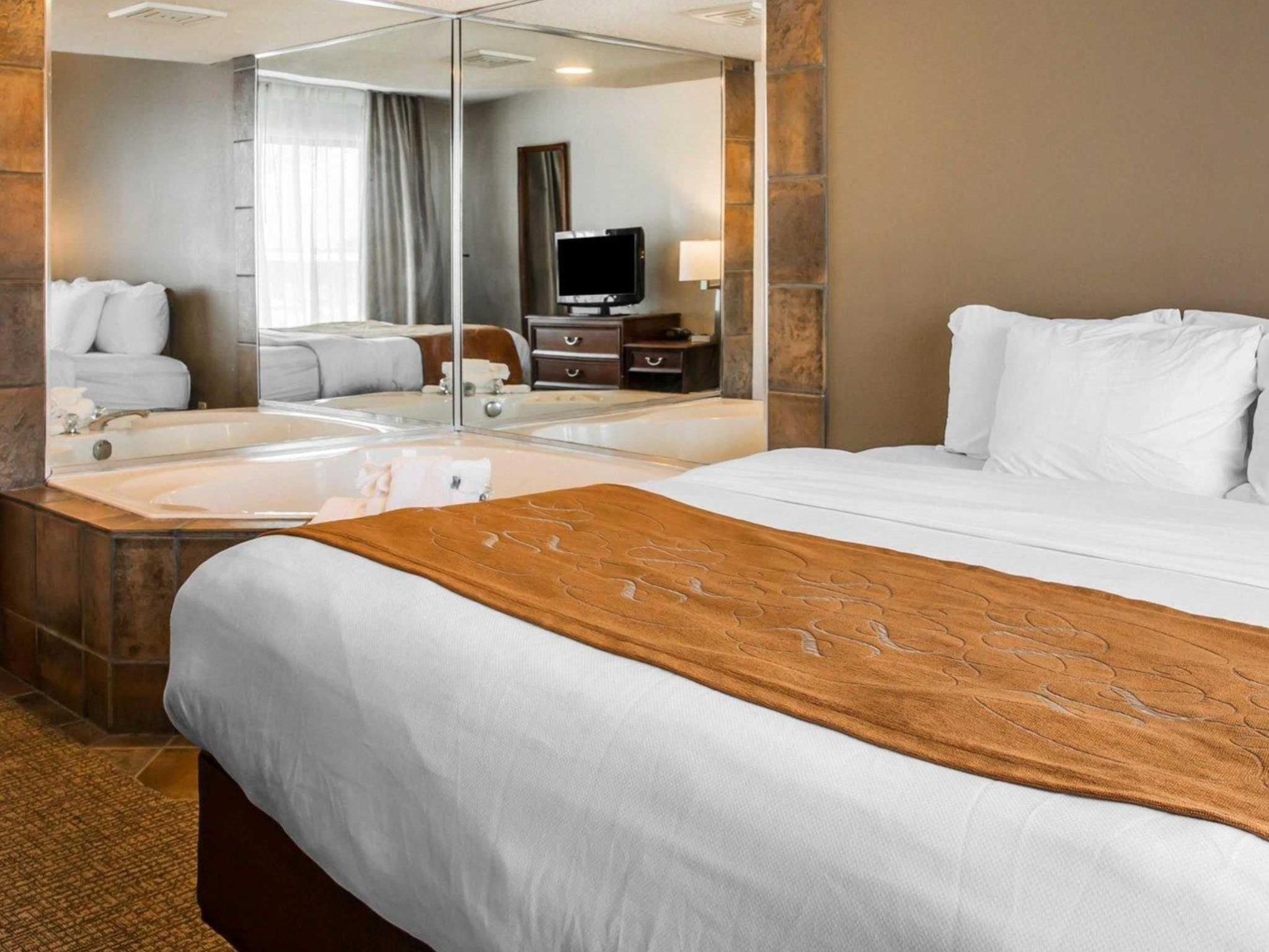 1 King Bed, Suite, Nonsmoking