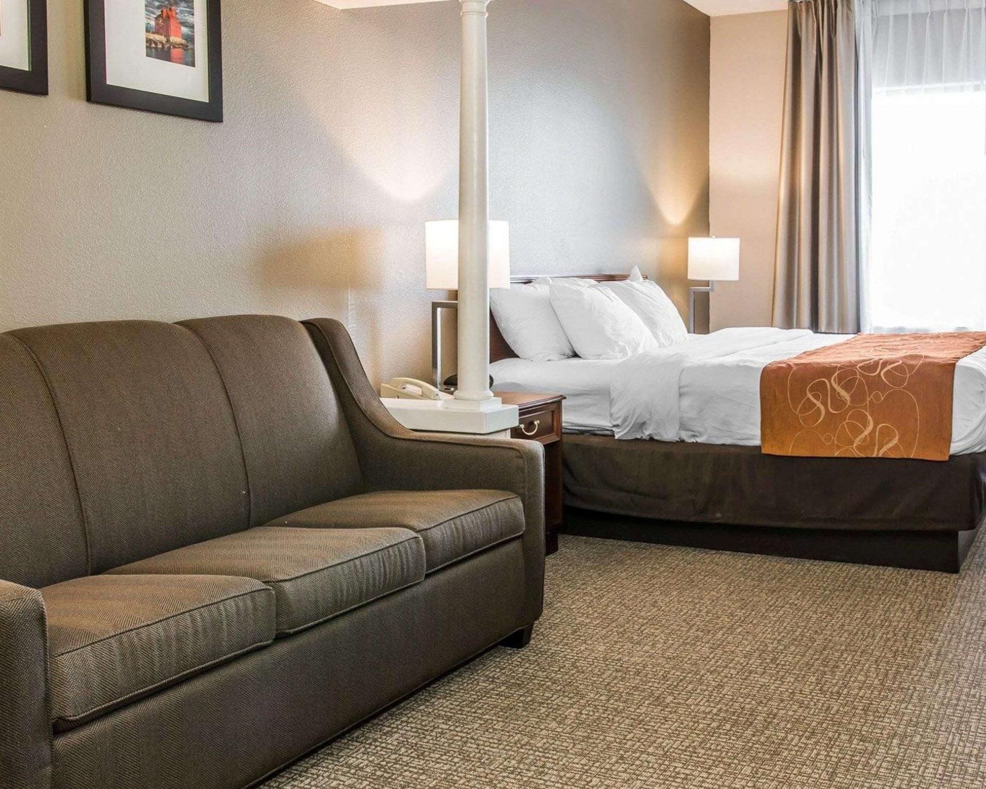 1 Queen Bed Suite Nonsmoking