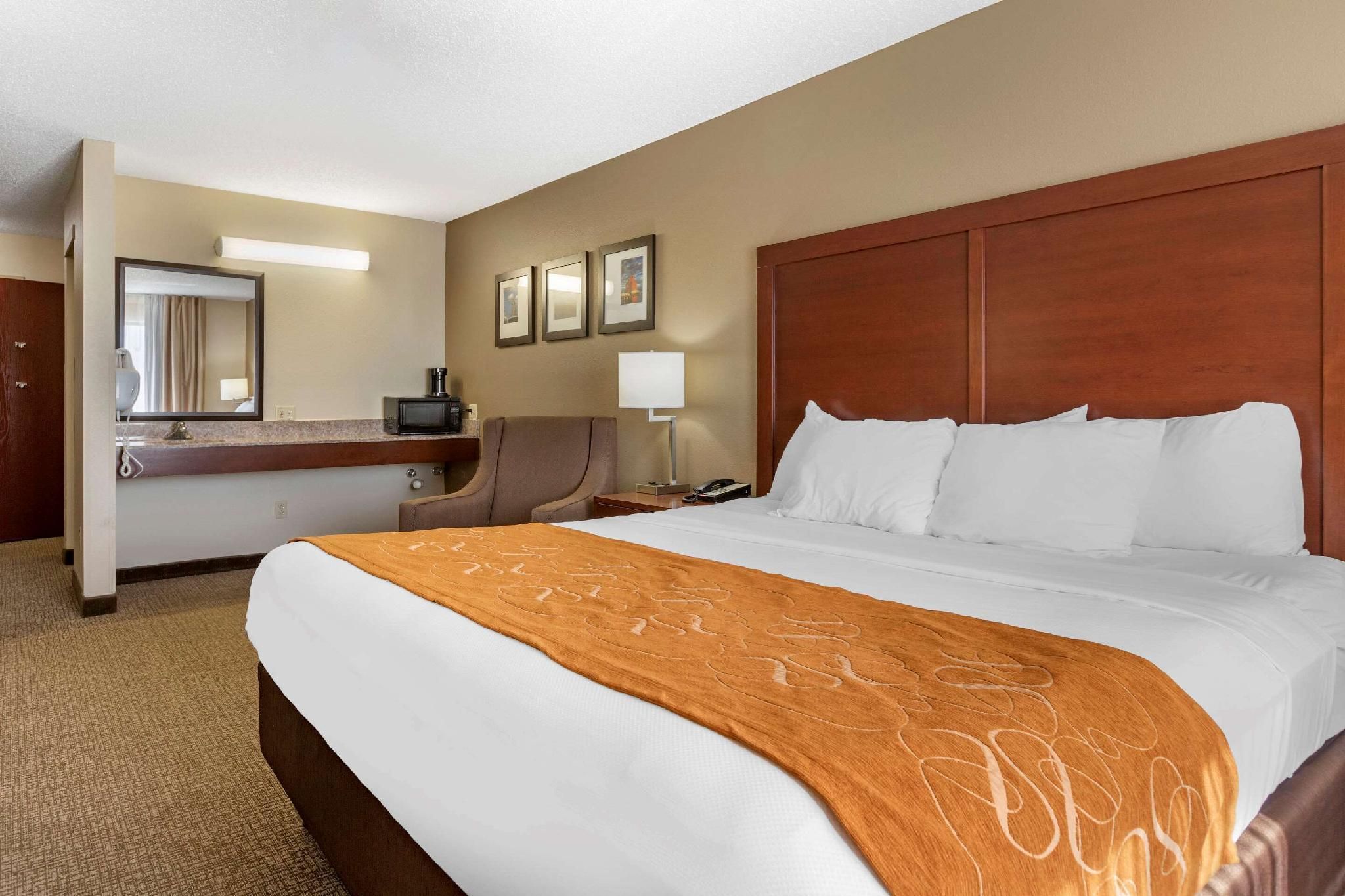 1 King Bed, Suite, Nonsmoking, Accessible