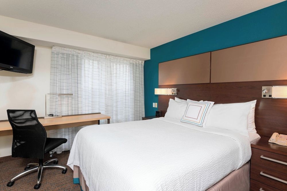 Suite, 1 Double Bed, Non Smoking (Mobility/Hearing Access, Roll-In Shwr)