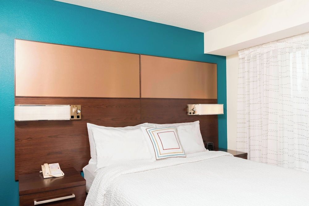 Suite, 1 Double Bed, Non Smoking (Mobility/Hearing Access, Roll-In Shwr)