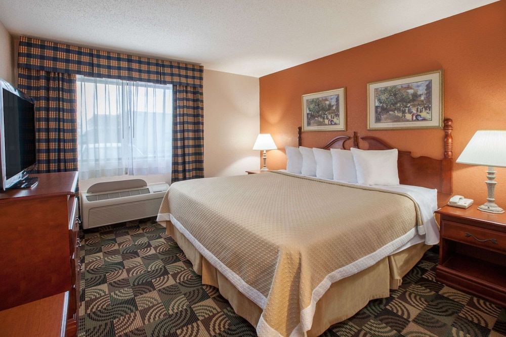Standard Room, 1 King Bed, Jetted Tub