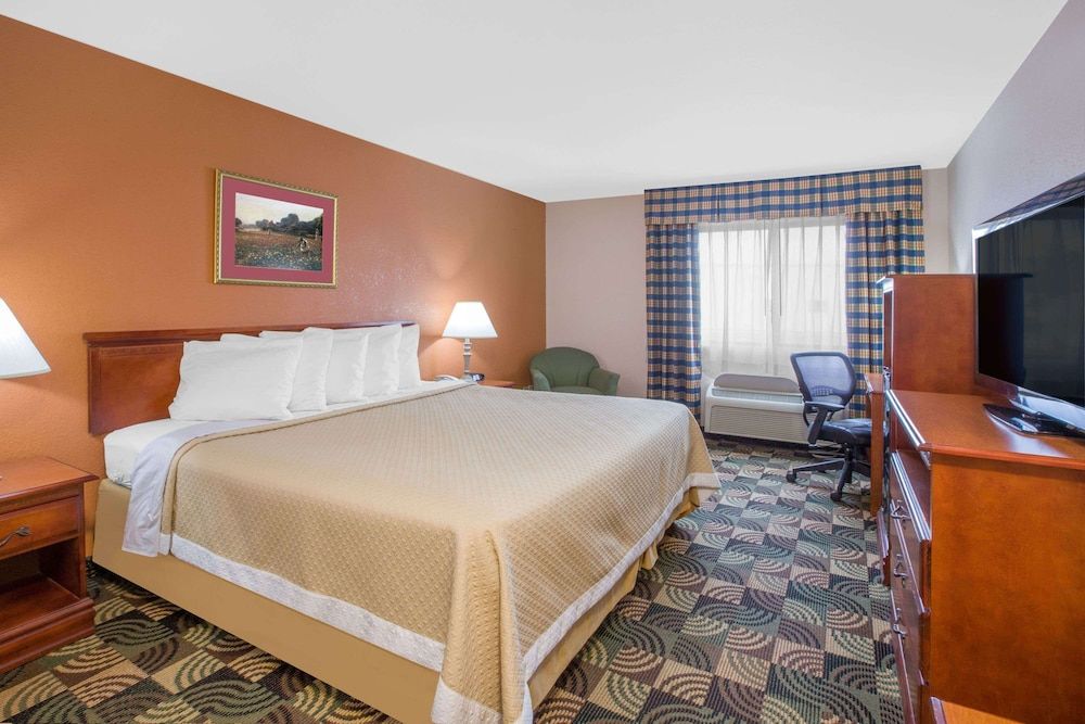 Standard Room, 1 King Bed, Jetted Tub
