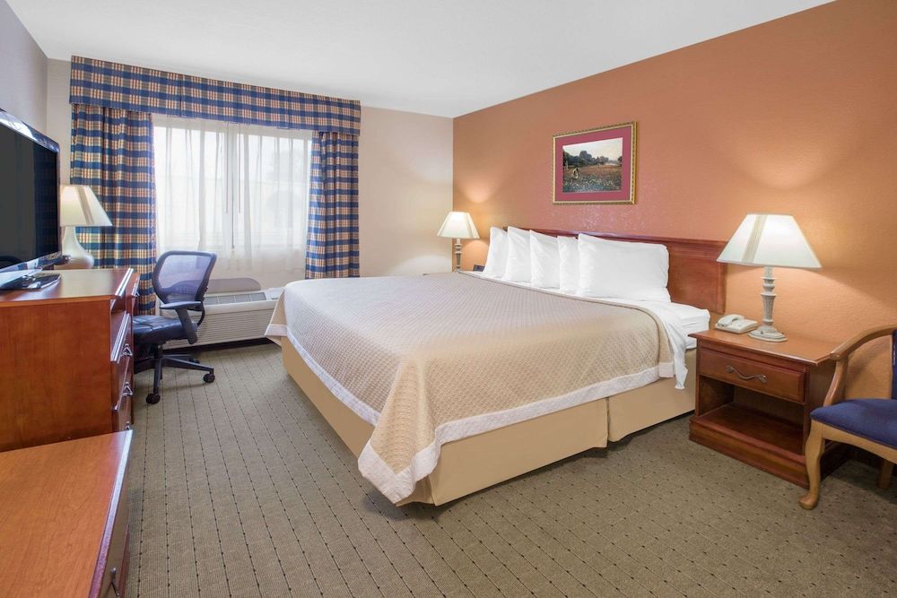 Standard Room, 1 King Bed, Accessible