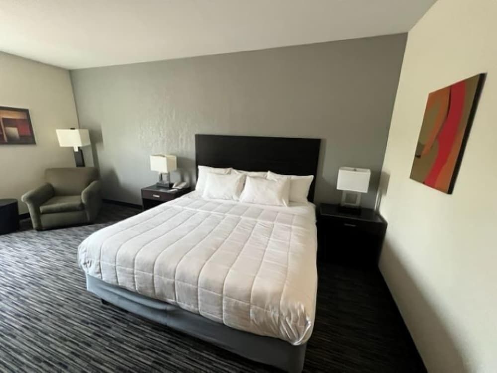 American Inn and Suites Houghton Lake Standard Room, 1 Queen Bed, Accessible 2